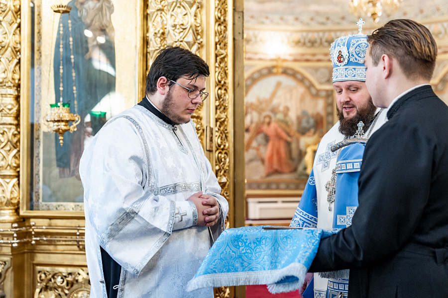 Архиерейское богослужение в праздник Успения Пресвятой Богородицы в Троицком кафедральном соборе Подольска